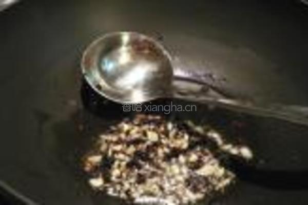 蒜头豆豉爆苦瓜的做法图解2