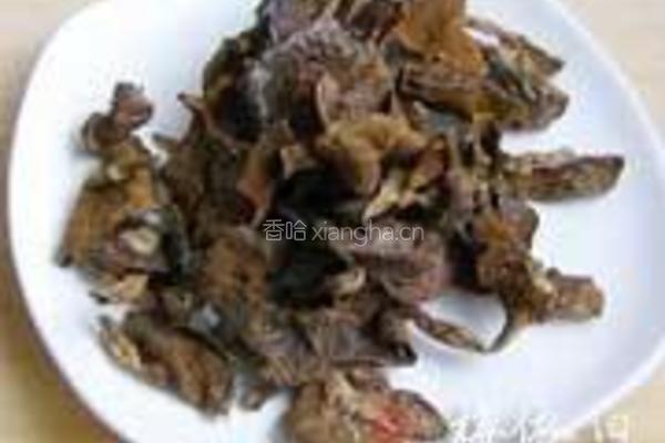 崂山松蘑炖鸡的做法图解1