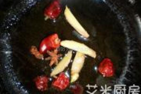 蒜瓣烧鲶鱼的做法图解2