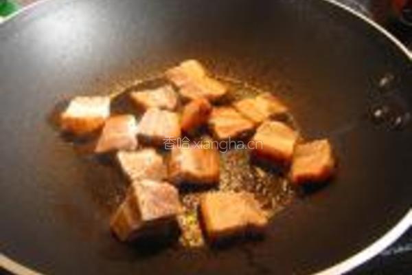 烧肉炒红萝卜的做法图解1