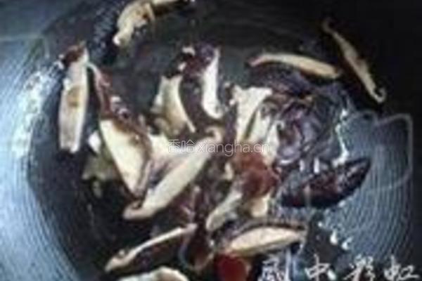 丝瓜香菇北极虾的做法图解2