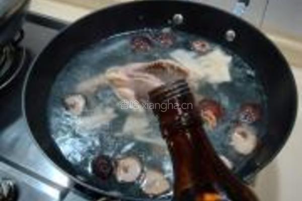 淮杞黄精炖乳鸽的做法图解1