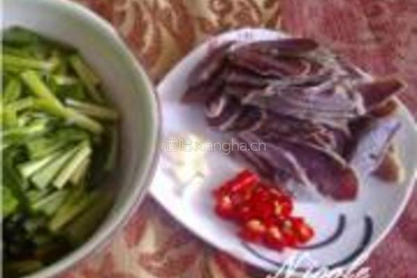 腊猪舌炒韭菜的做法图解1