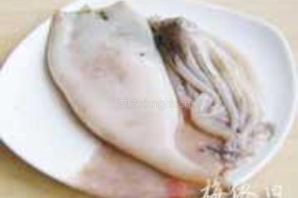沙茶酱爆鱿鱼的做法图解1