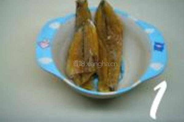 豆鼓青椒炒鱼干的做法图解1