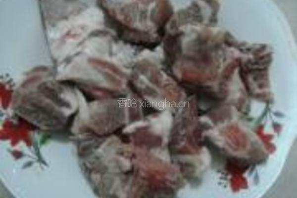 茭白红萝卜炖排骨的做法图解1