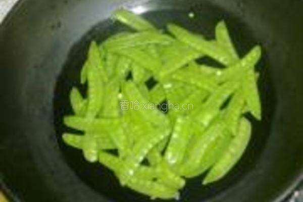 草菇荷兰豆的做法图解1