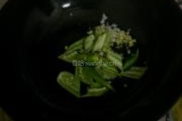 草菇荷兰豆的做法图解3