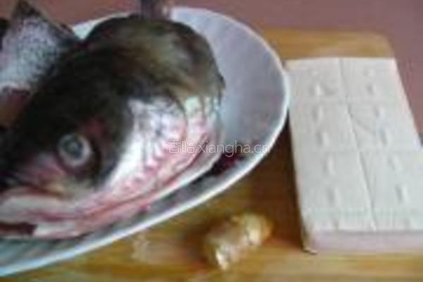 鱼头豆腐汤的做法图解1