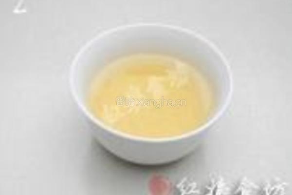 蛋黄小米粥的做法图解2