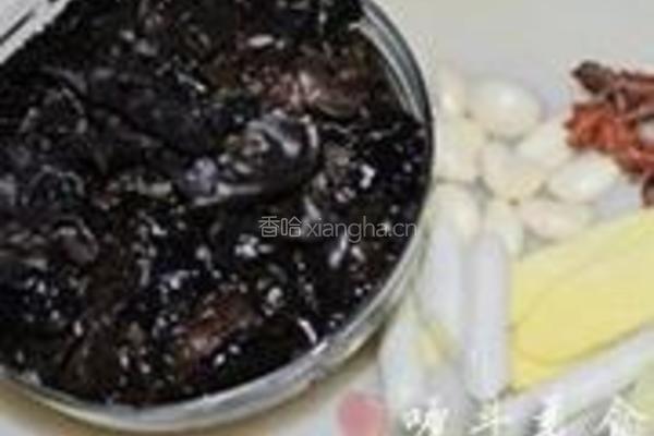 啤酒鱼块炖木耳的做法图解2