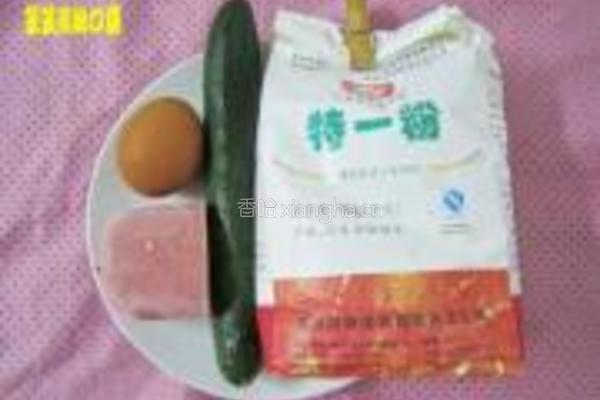 火腿黄瓜蛋饼的做法图解1