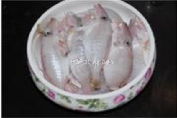 清煮剥皮鱼的做法图解1