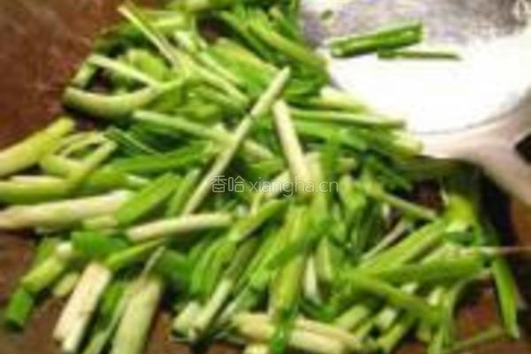 蒜苗炒蛋的做法图解2