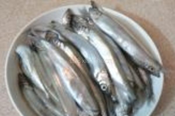 椒盐香酥多春鱼的做法图解1