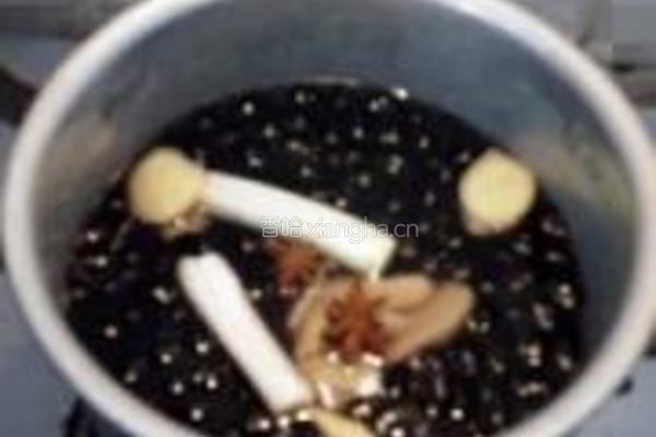 瓜丁黑豆的做法图解2