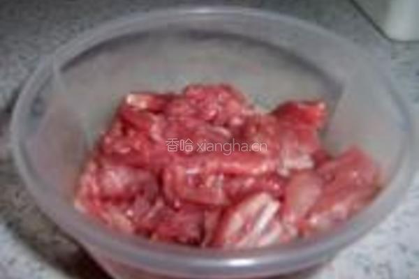 酱焖肉片扁豆的做法图解1