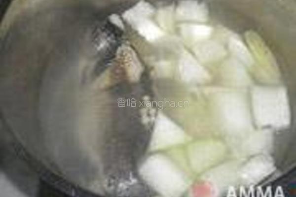 冬瓜薏仁鲫鱼汤的做法图解4