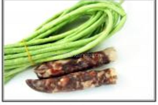 香肠豇豆粒的做法图解1