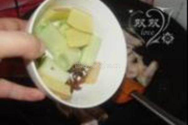 玉米炖鸡爪的做法图解6