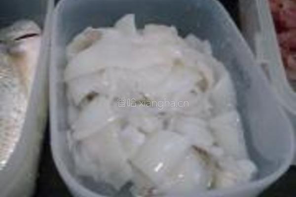 鲜鱿炒荷兰豆的做法图解1