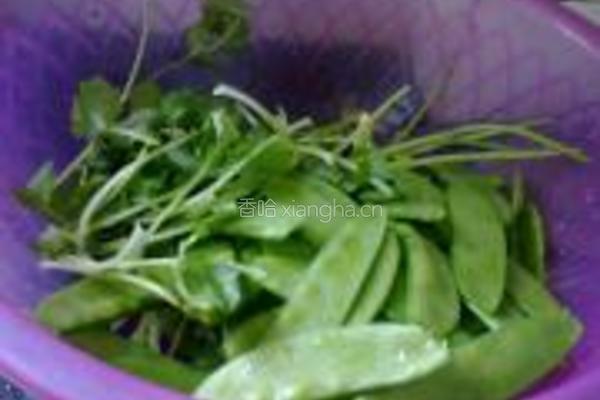 鲜鱿炒荷兰豆的做法图解2