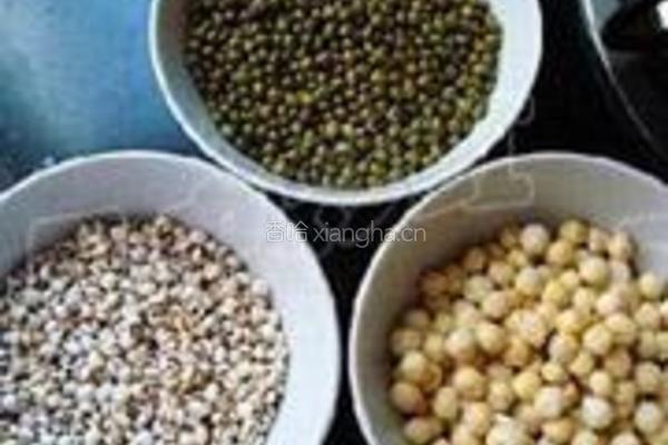 绿豆薏米芡实粥的做法图解1