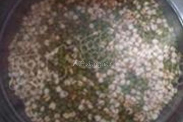 绿豆薏米芡实粥的做法图解2