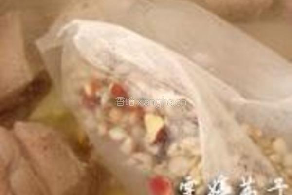 薏米冬瓜芡实猪骨汤的做法图解3