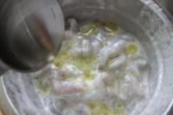 菠萝虾球的做法图解1
