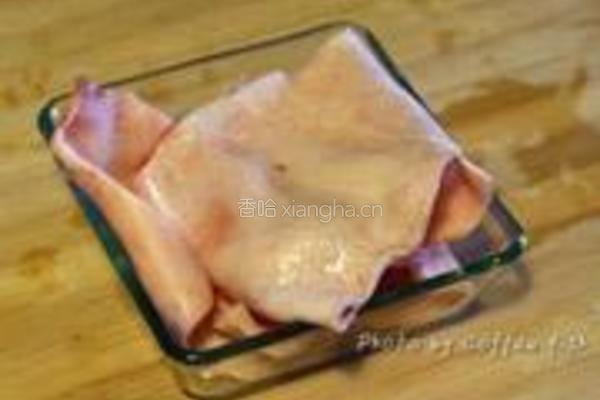 黄豆芽炒猪皮的做法图解1