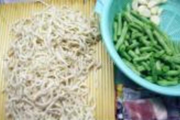 扁豆焖面的做法图解1