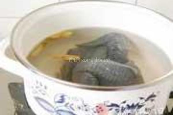 竹荪乌鸡汤的做法图解1