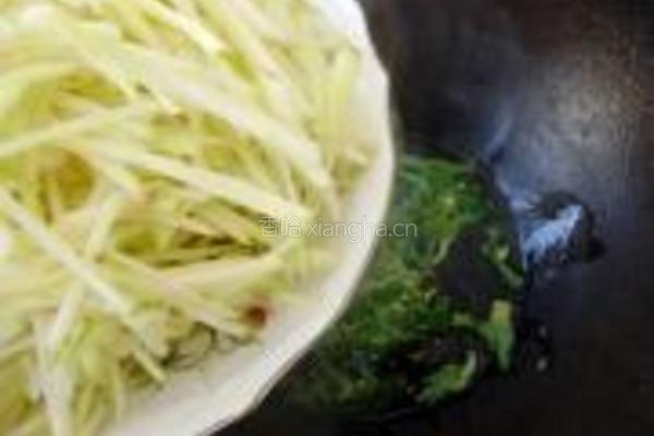 土豆丝炒辣椒丝的做法图解3