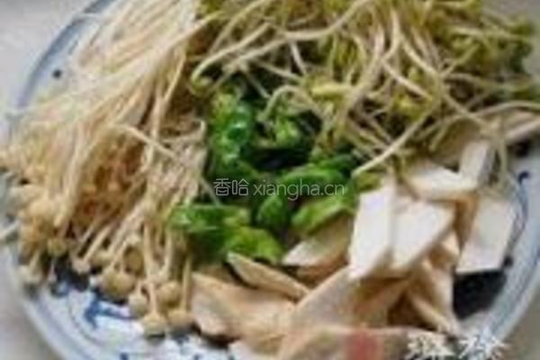豆芽炒双菌的做法图解1