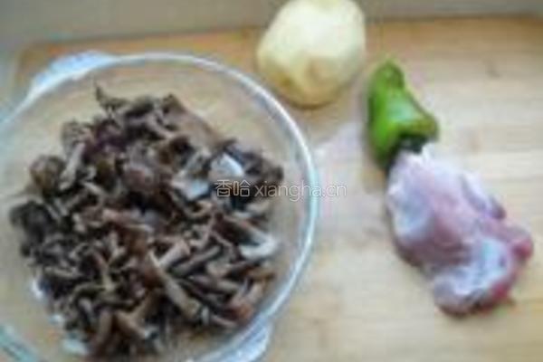榛蘑土豆片的做法图解1