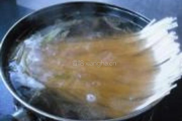 菠菜热汤面的做法图解5