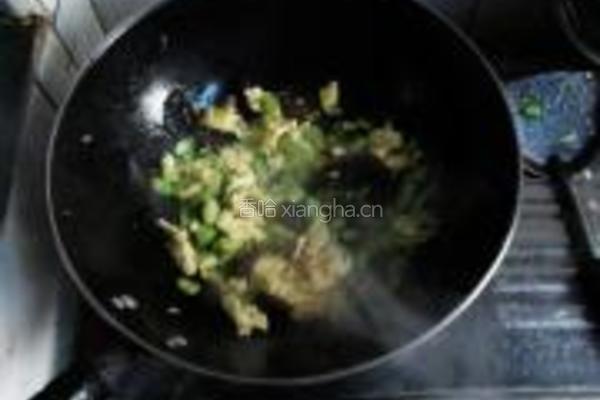 蚕豆木耳炒鸡蛋的做法图解4