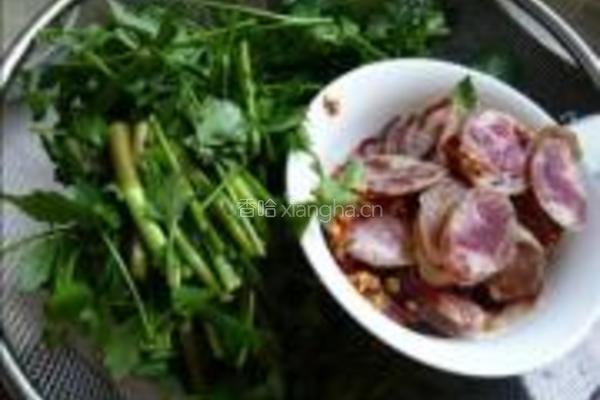 野芹菜炒香肠的做法图解2