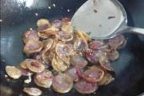 野芹菜炒香肠的做法图解3