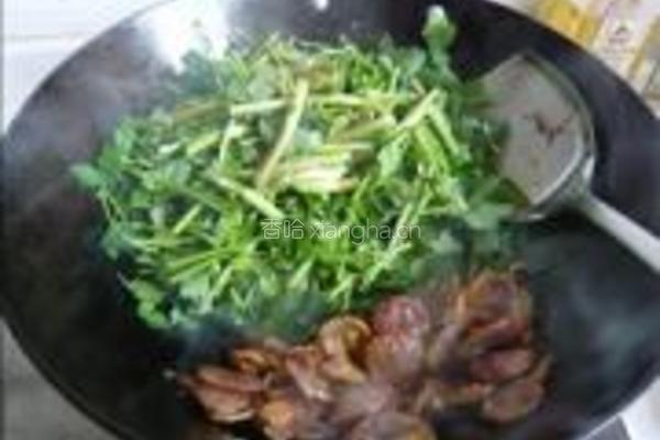 野芹菜炒香肠的做法图解4