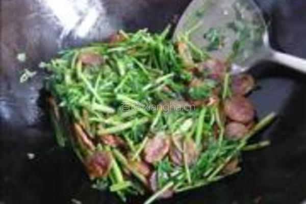 野芹菜炒香肠的做法图解5