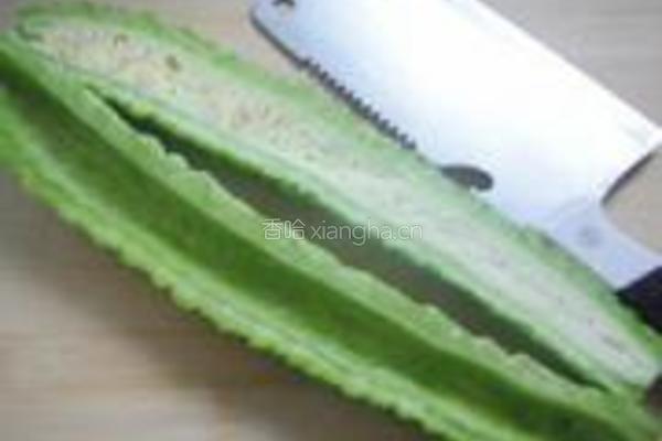 凉拌苦瓜的做法图解1