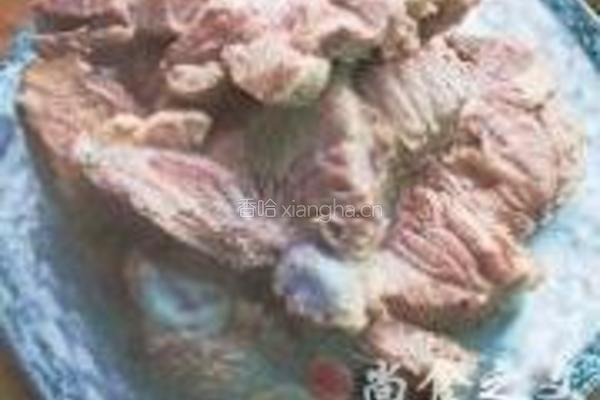 酱骨配苦苣的做法图解1