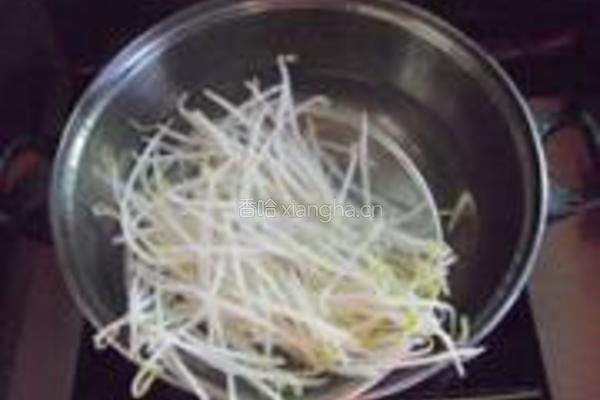 碧玉炒银芽的做法图解4