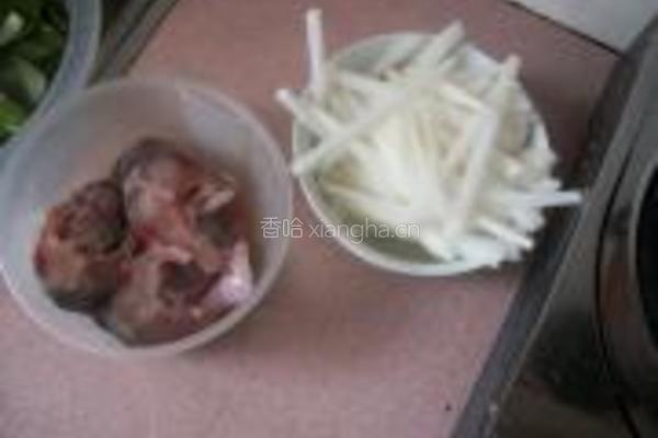 萝卜丝生鱼汤的做法图解1