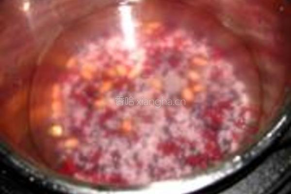 红豆花生黑米粥的做法图解3