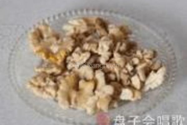 蚝汁桃仁木耳豆腐煲的做法图解2