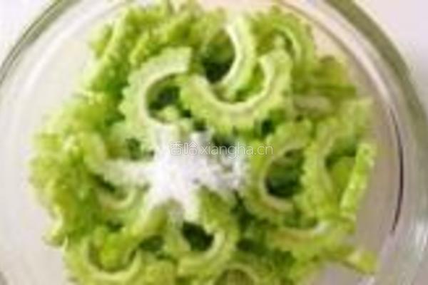 苦瓜炒肉的做法图解2