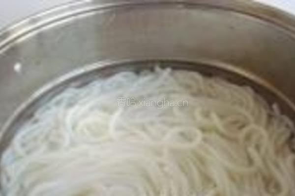 牛肉拌米粉的做法图解2